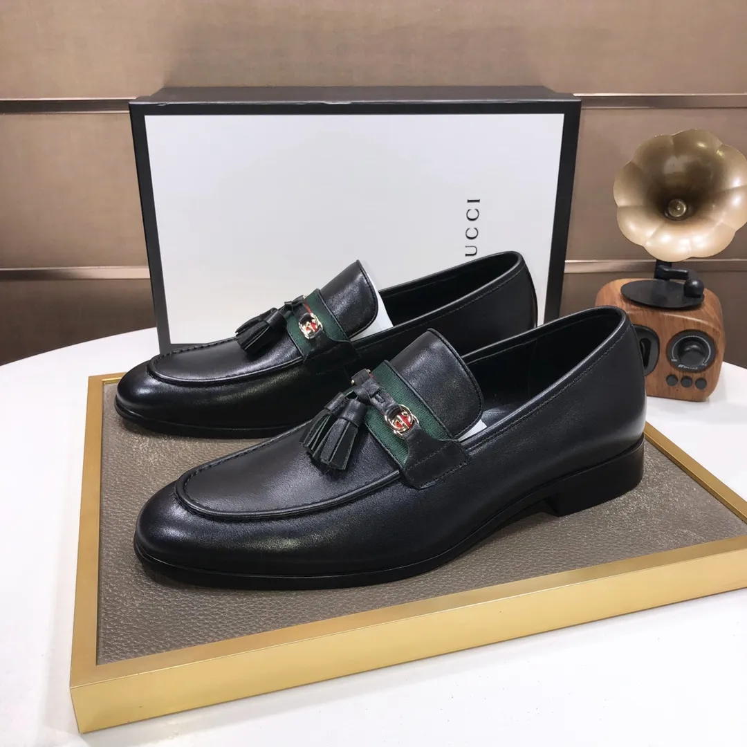 Factory batch 500💰Italy’s top luxury men’s shoe giant (GUCCI) (Gucci) (full cowhide lining) new arrival🍃Original European style🔰 Pleasant to the eye😍In order to make the shoes more durable and non-deformable🌀The production continues to follow traditional methods but there is still no lack of innovation💪The original sheepskin is selected for the leather♻️Smooth, natural and extra bright⭐Made of imported cowhide The rich man’s first choice 38-45 (45 customized)